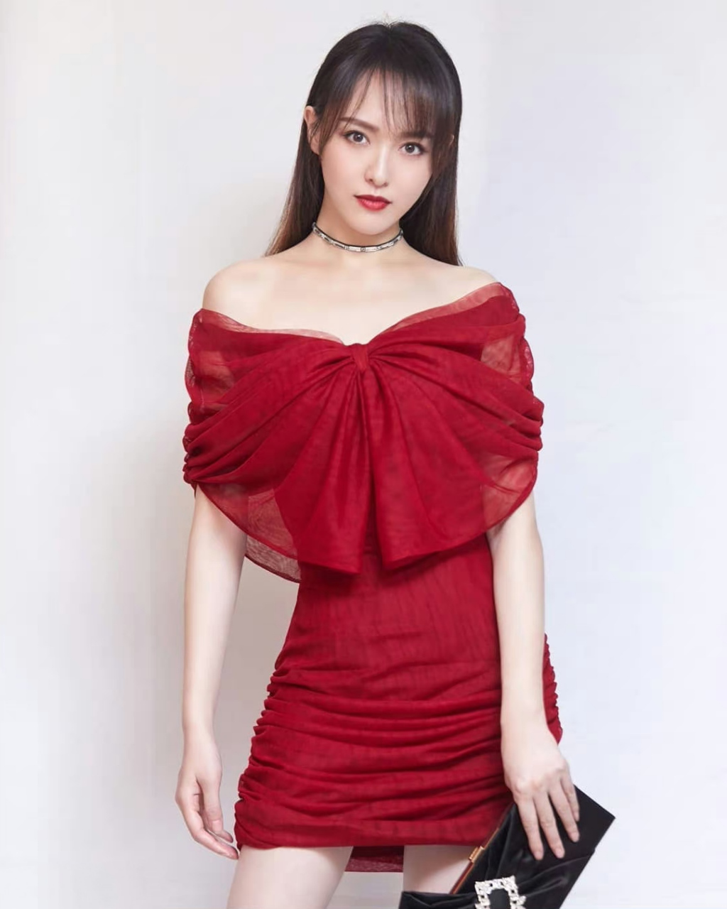 唐嫣# 一袭红色漏肩纱裙,清纯甜美的容颜,性感妖娆的身材,前凸后翘