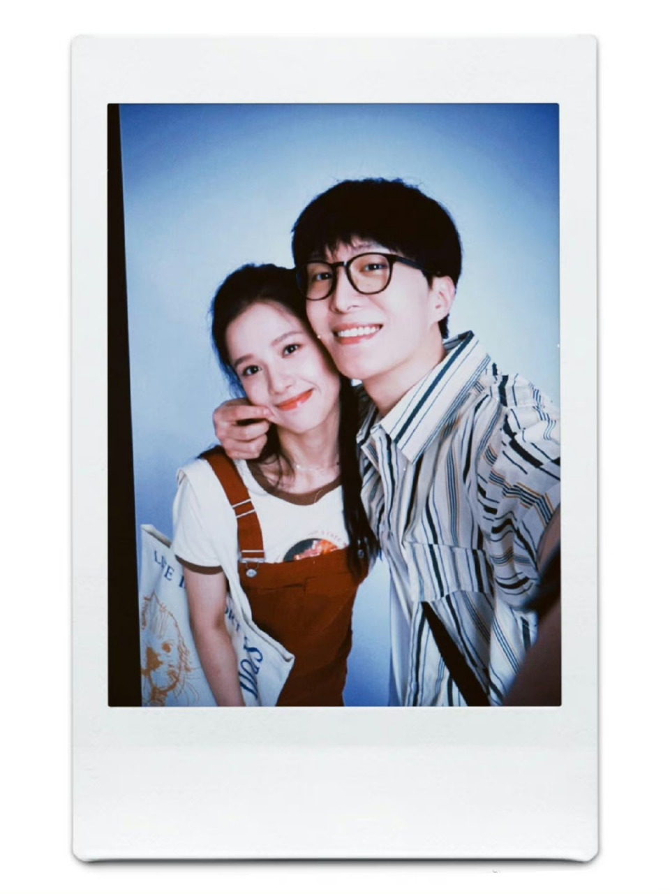 范丞丞张婧仪这个拍立得情侣照过分了啊,不像假的,有的人站在一起就