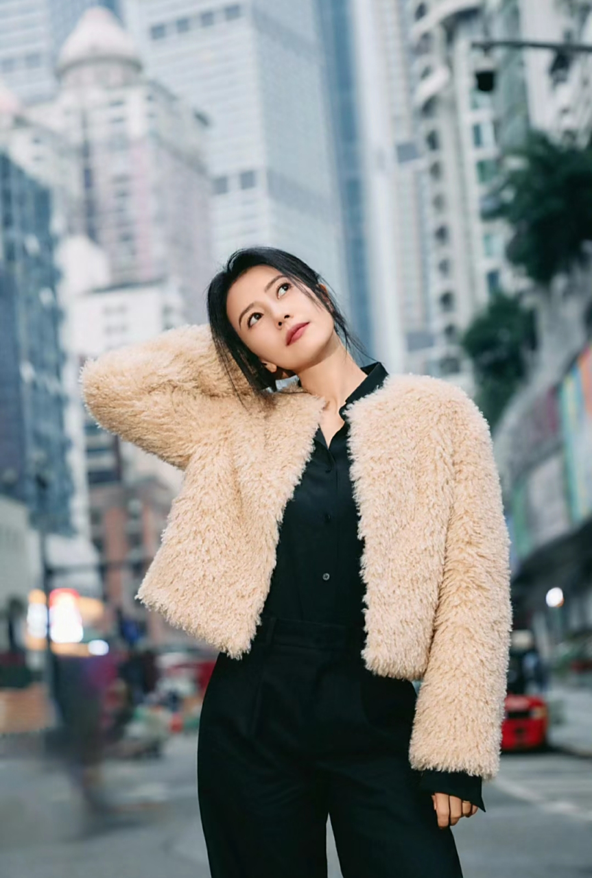 女神高圆圆在重庆打卡解放碑最佳机位,本人太美了,无死角的美,来重庆