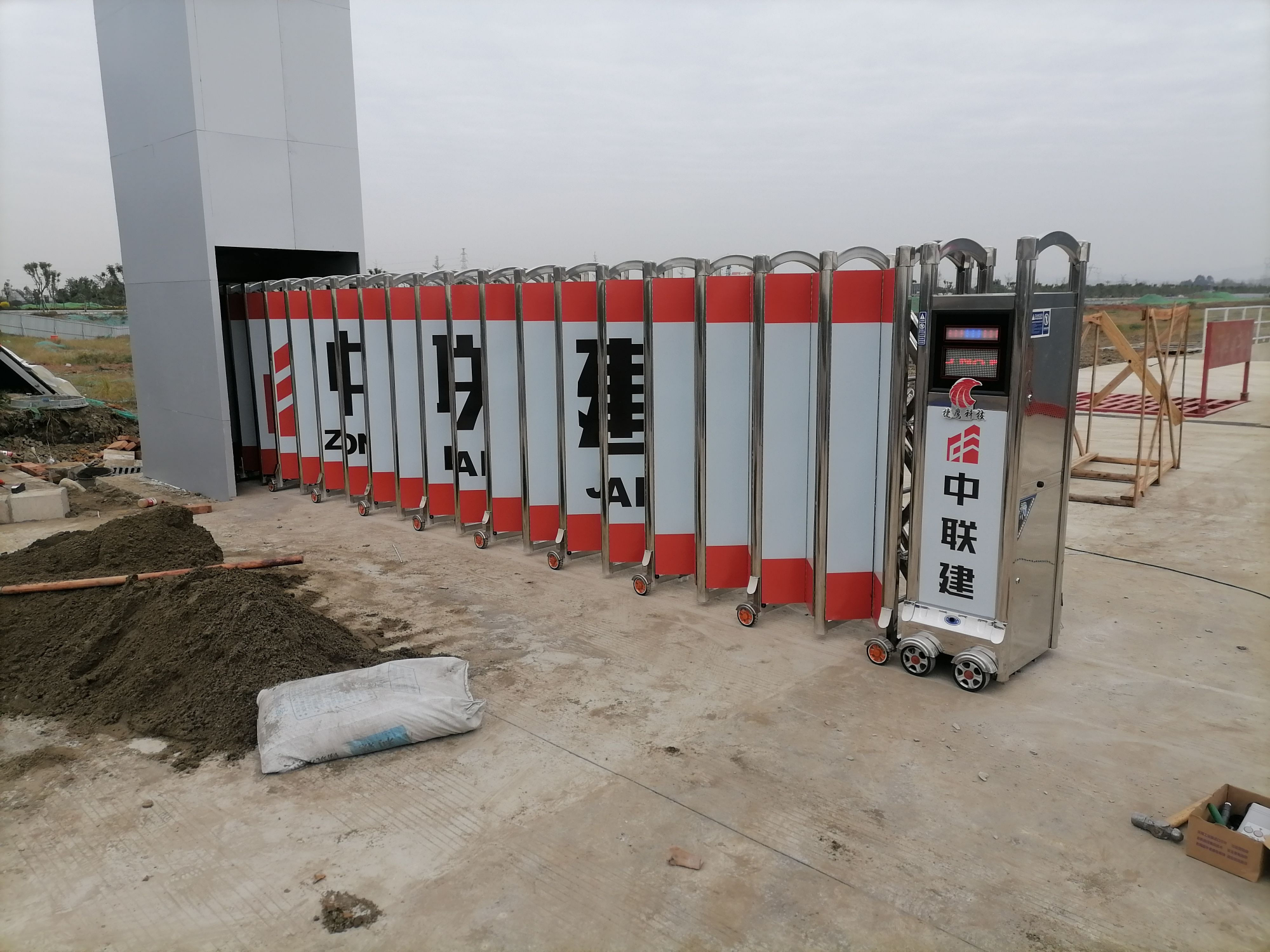 青白江大道工地安装屏风伸缩门案例