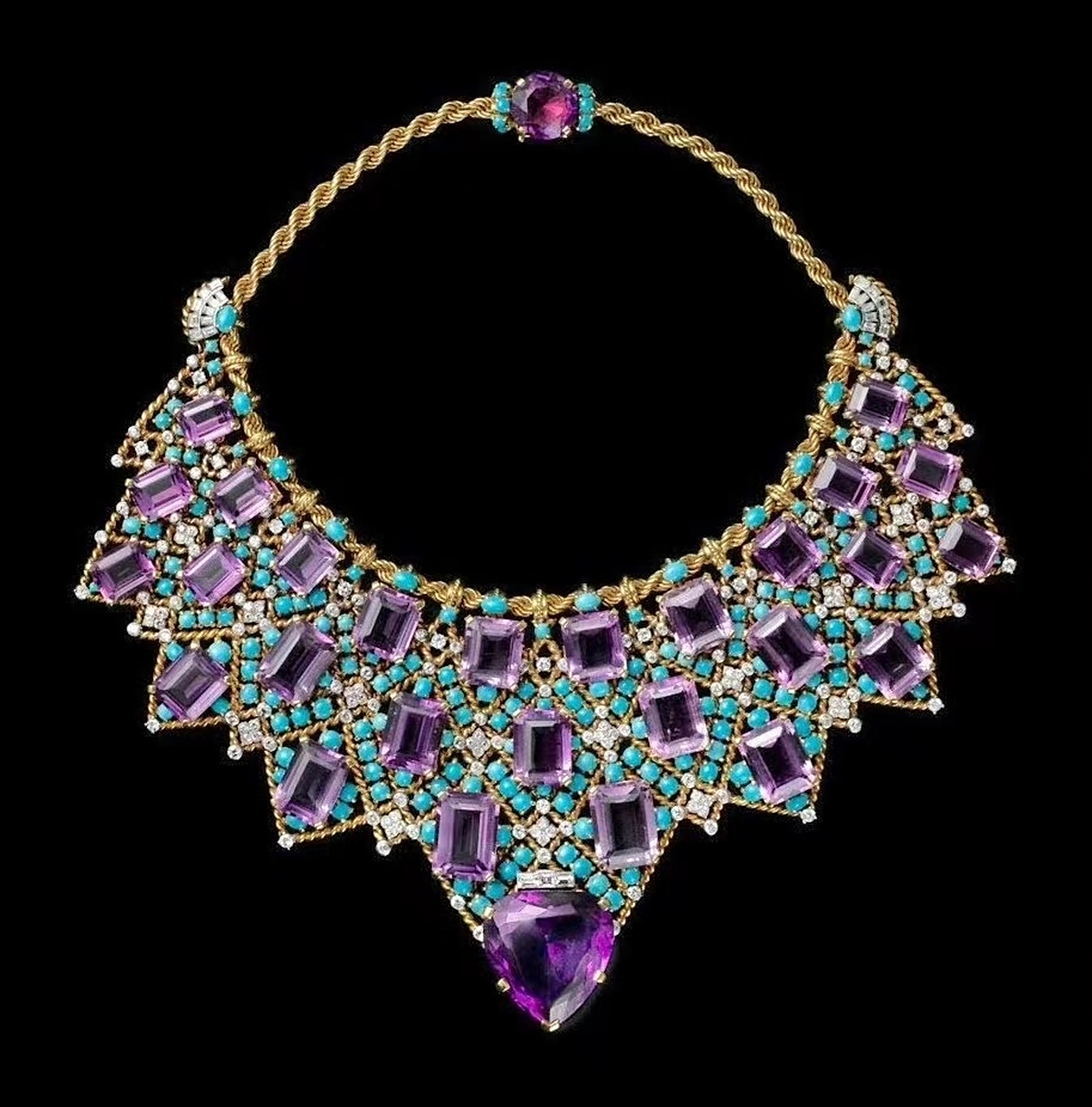 1947年,卡地亚为温莎公爵夫人打造的紫水晶项链[awsl]  该项链于1987