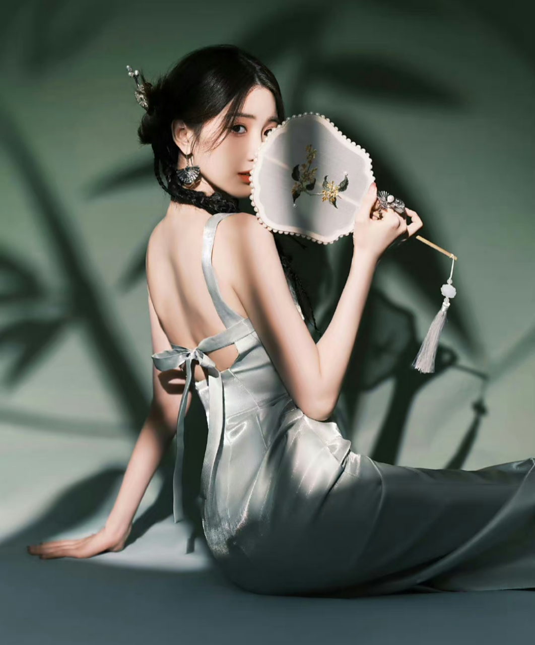 毛晓彤把水墨画穿身上,造型好美,露背旗袍,韵味十足,好有国风气质.