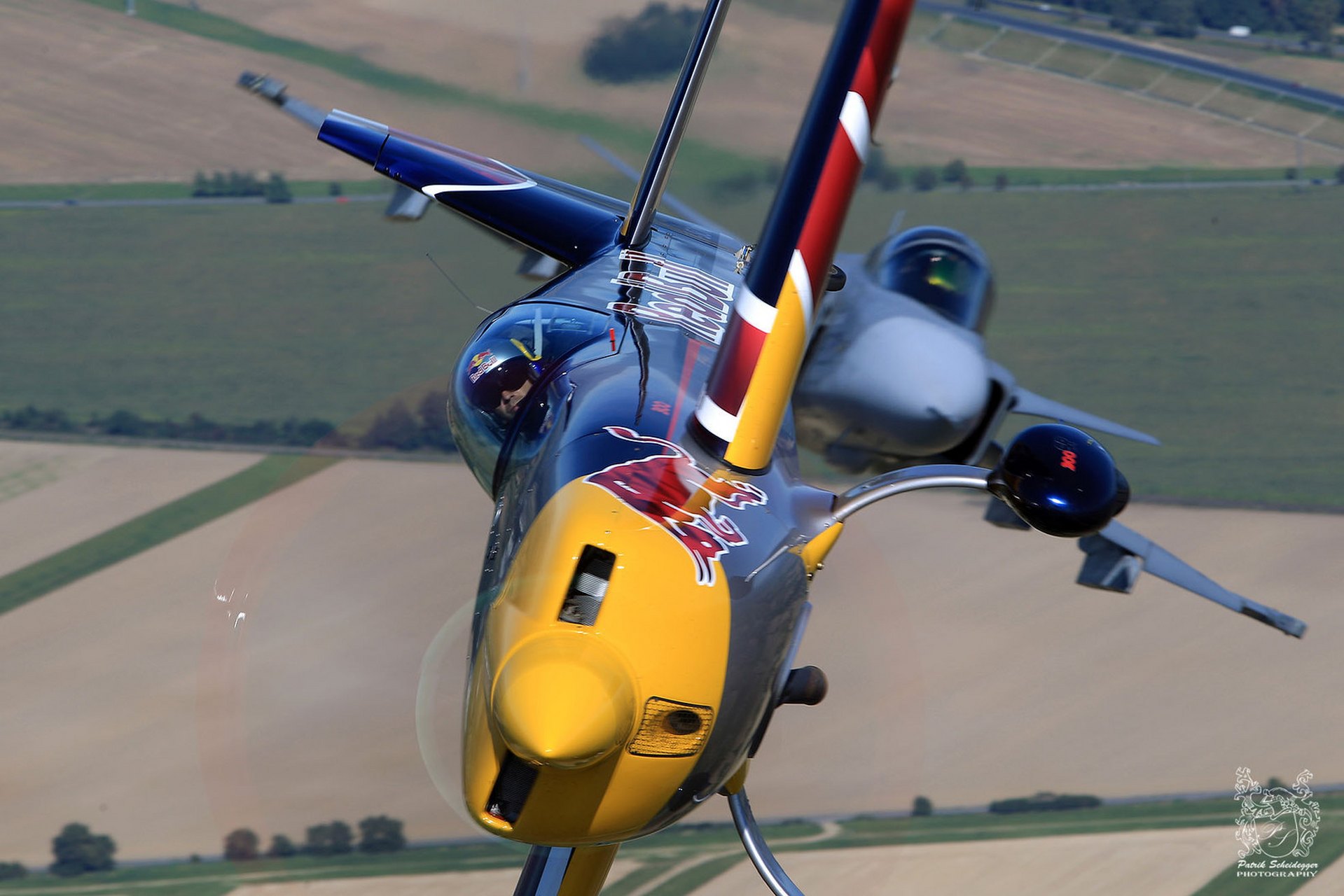 捷克jas-39鹰狮和下单翼螺旋桨运动飞机遨游蓝天!