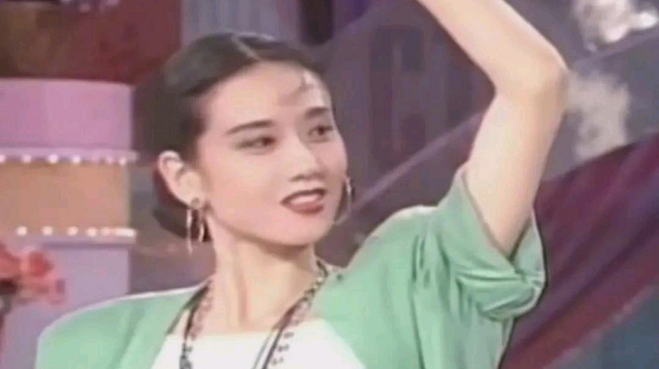 原来杨丽萍年轻时这么漂亮 非常惊艳,有种清冷大美人的感觉,带有距离