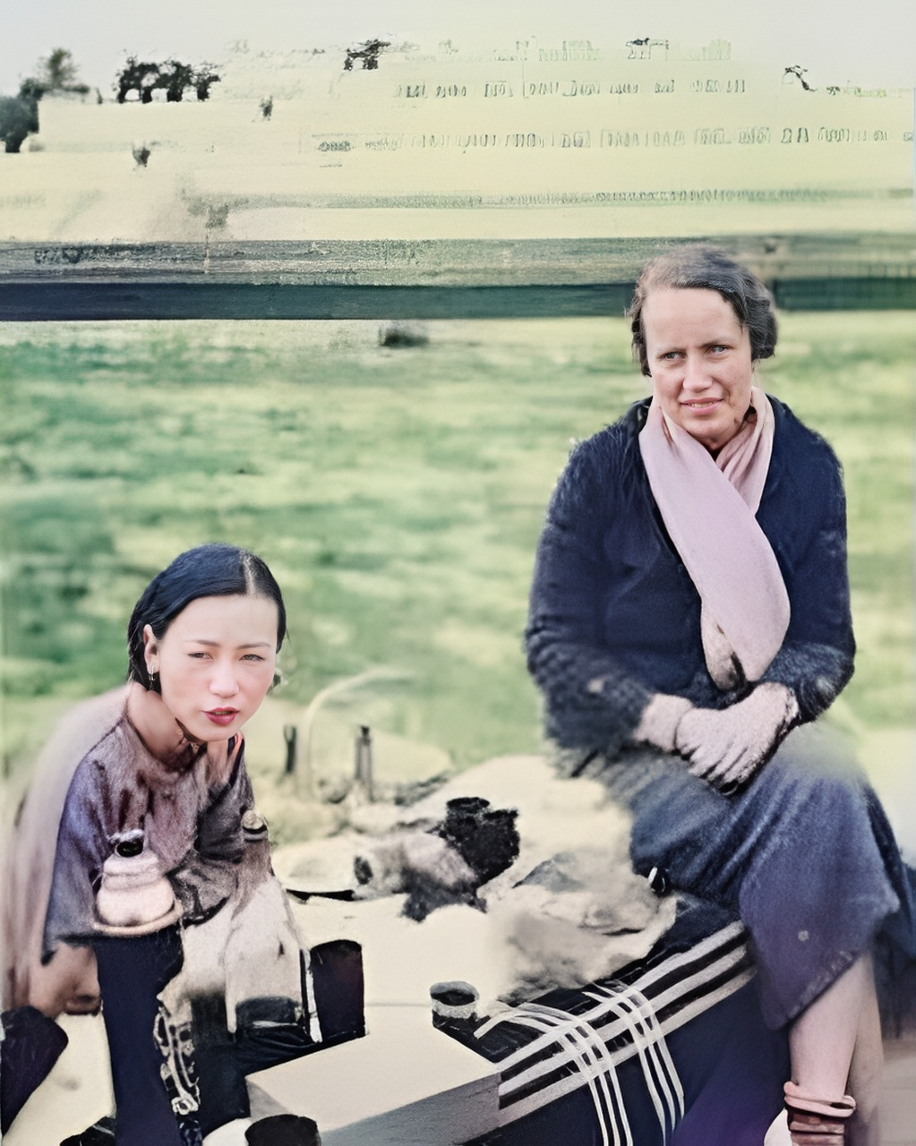 1935年,林徽因,梁思成夫妇携孩子与金岳霖,费慰梅,费正清等好友一同