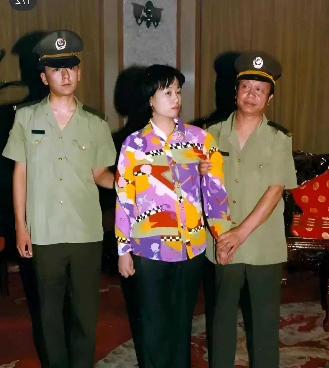 这是2000年,刘艺霞被判处死刑的现场,照片中的他被两名法警押送着,面