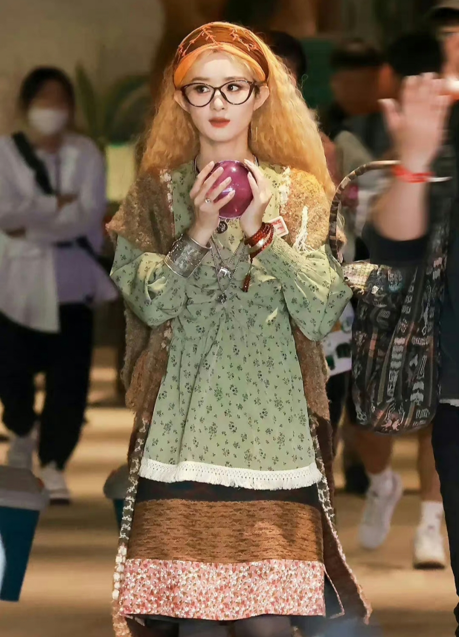 赵丽颖cos《哈利波特》中西比尔·特里劳妮教授,真的好漂亮,侧颜也很