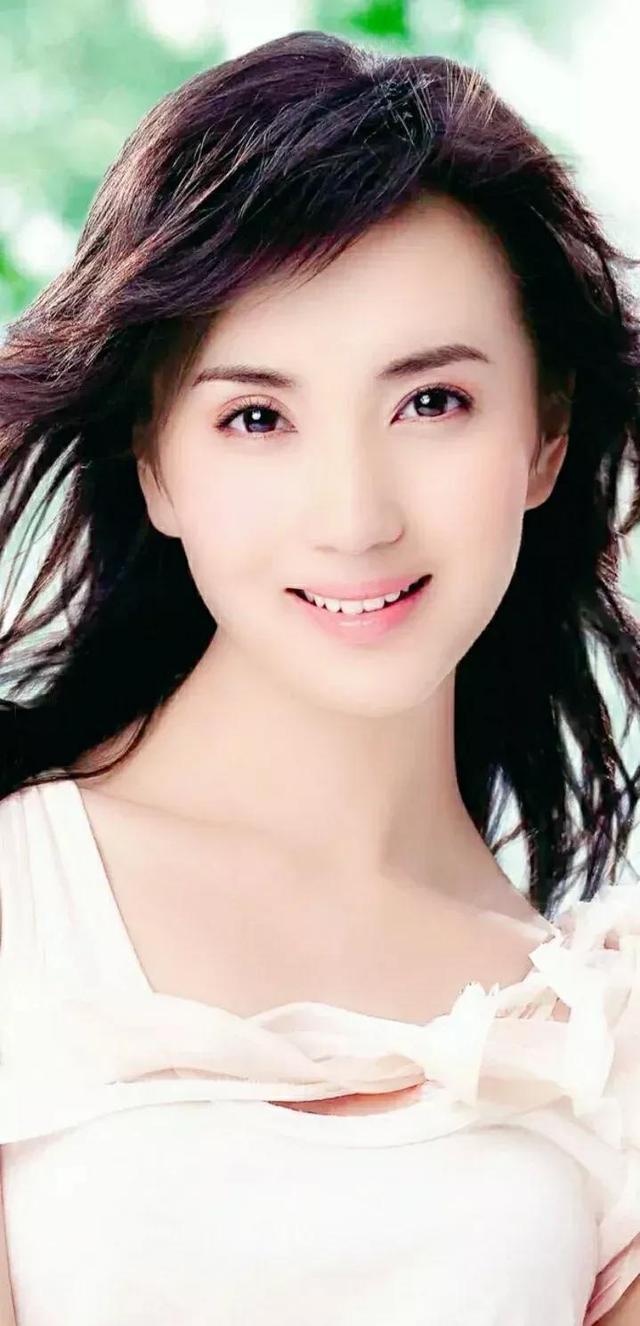 "万人迷"陈好与双胞胎女儿罕见现身,陈好亲的小男孩是谁?