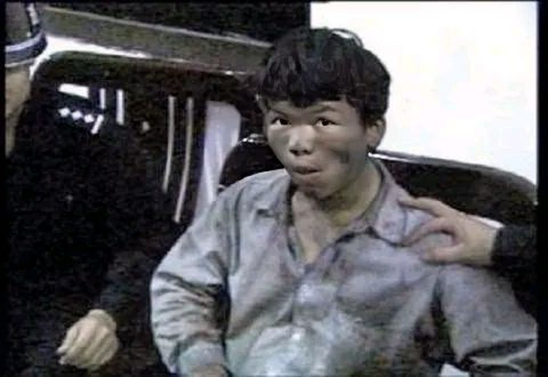 2004年,海南三亚,杀人犯马加爵被警方抓获时的场景,当时马加爵在路边