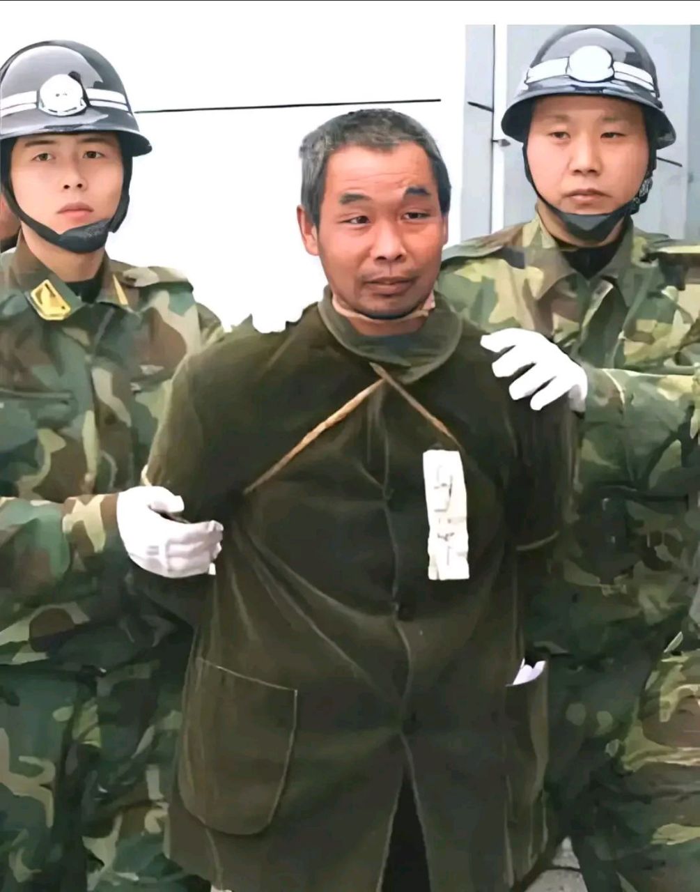 2006年12月,陕西安康,邱兴华被五花大绑,胸前还挂着名字的标识,即将被