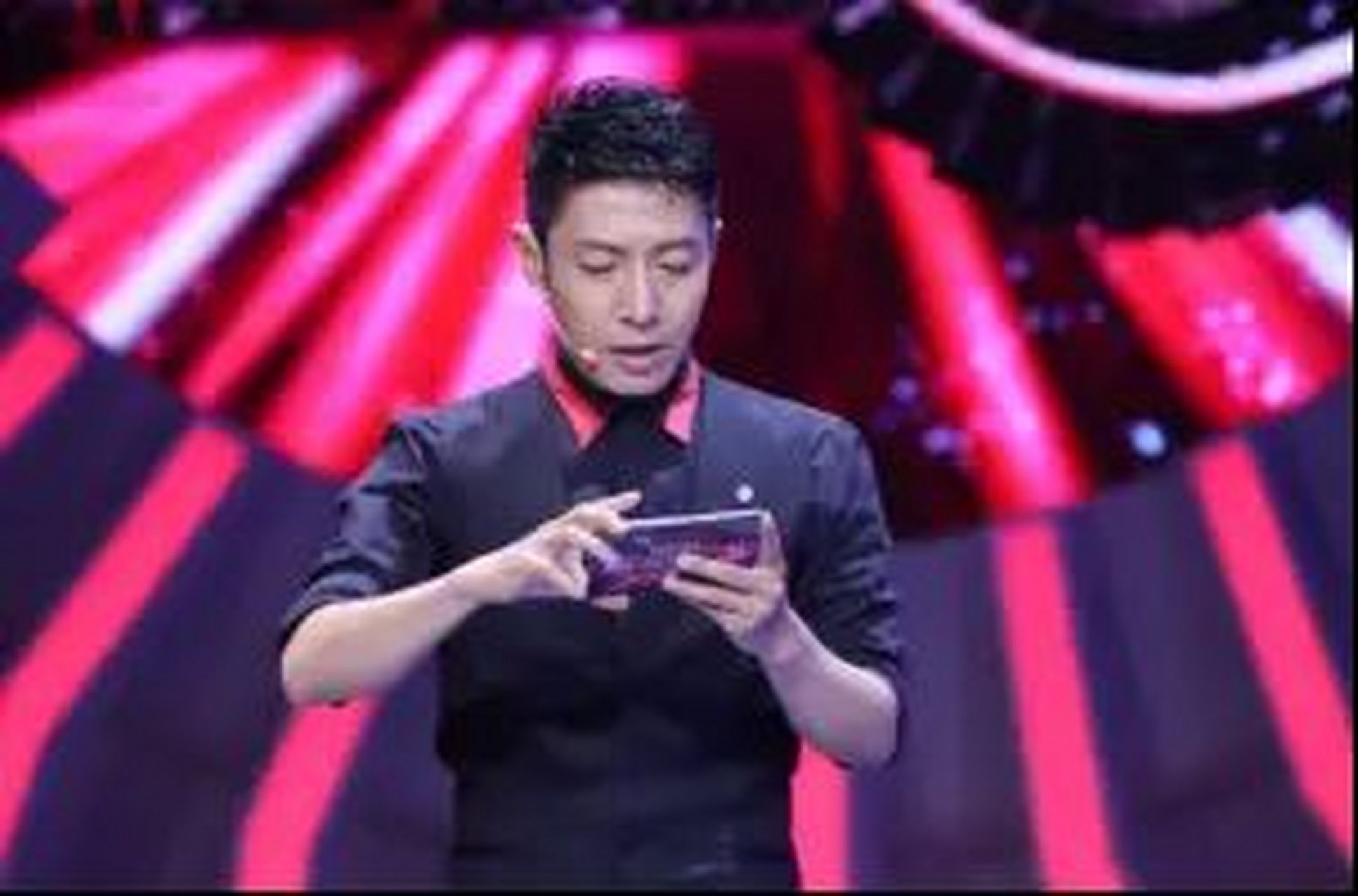 撒贝宁做节目,遇到"臭"氧的臭字,嘉宾朱院士读"xiu"氧.