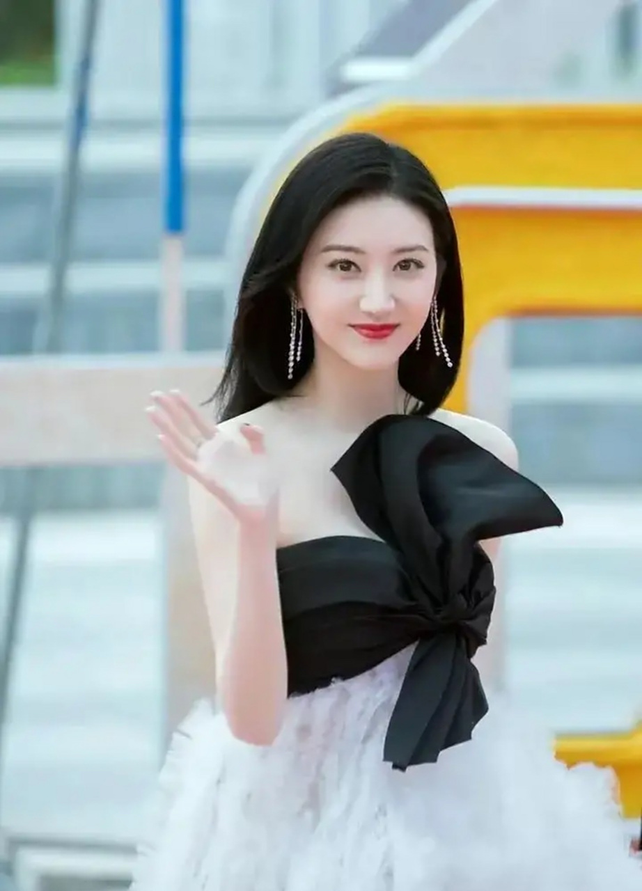 景甜最新动态,两组金黄色职业女性套装时尚搭配,黑白相间花朵抹胸裙