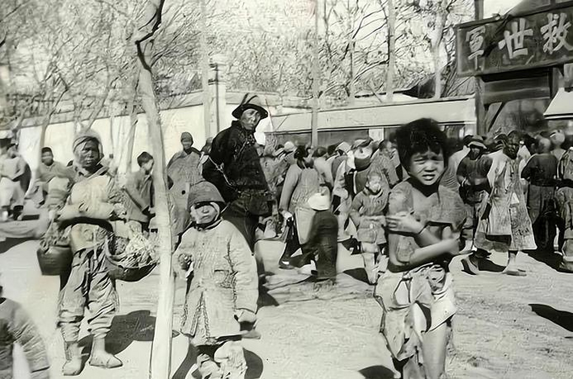 新中国成立前的底层人民在寒冷的冬日里连衣服都穿不上.