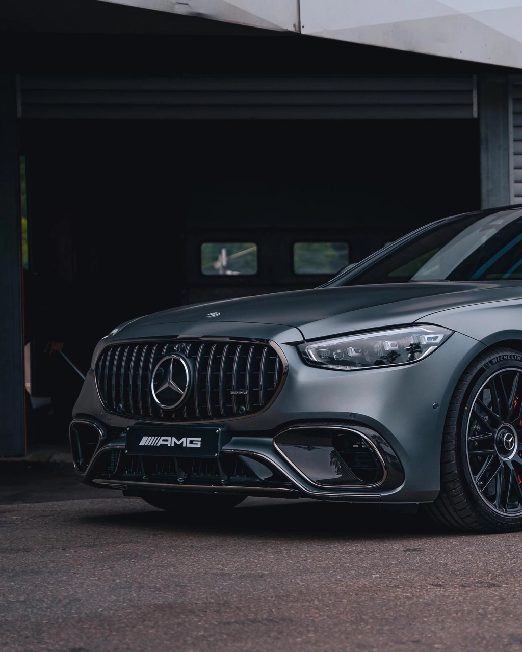 奔驰s63amg,前进气格栅进行了全新的设计风格,更加符合年轻运动的造型