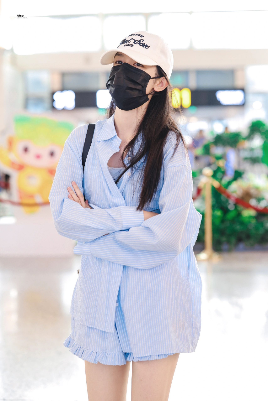 时尚穿搭# #明星穿搭# 周也的机场穿搭,淡蓝色77白色,看着就很撬