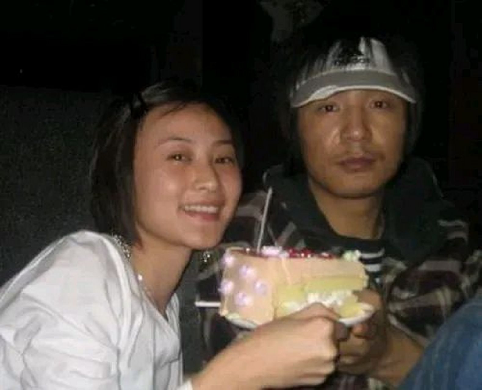 有一次,朴树让妻子吴晓敏下楼买一包烟,左等右等都不回来,朴树也没给