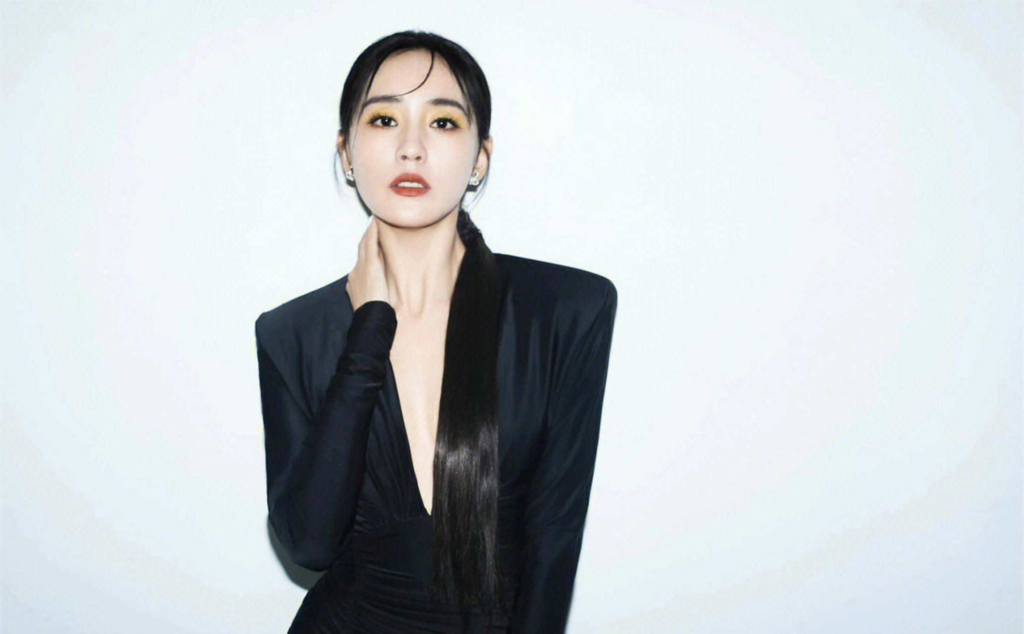 美女演员—王智|||辽宁鞍山姑娘王智黑色深v长裙怎么样,秀了下小性感