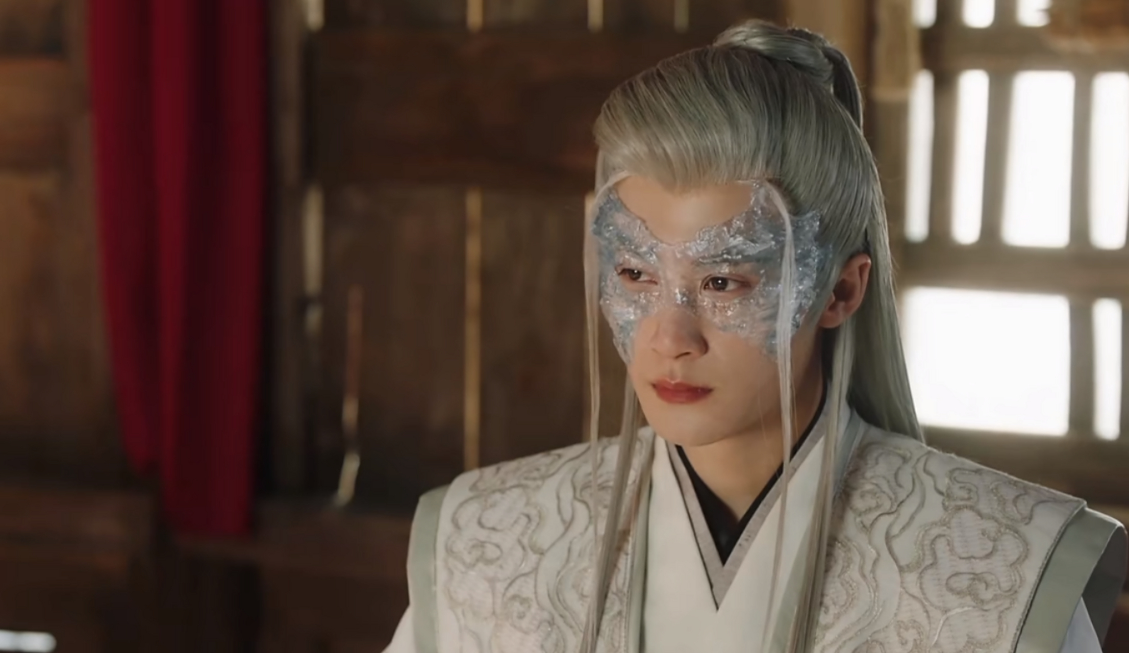 《长相思》檀健次饰演的相柳,一袭白衣,一头银发,像是画里走出来的,这