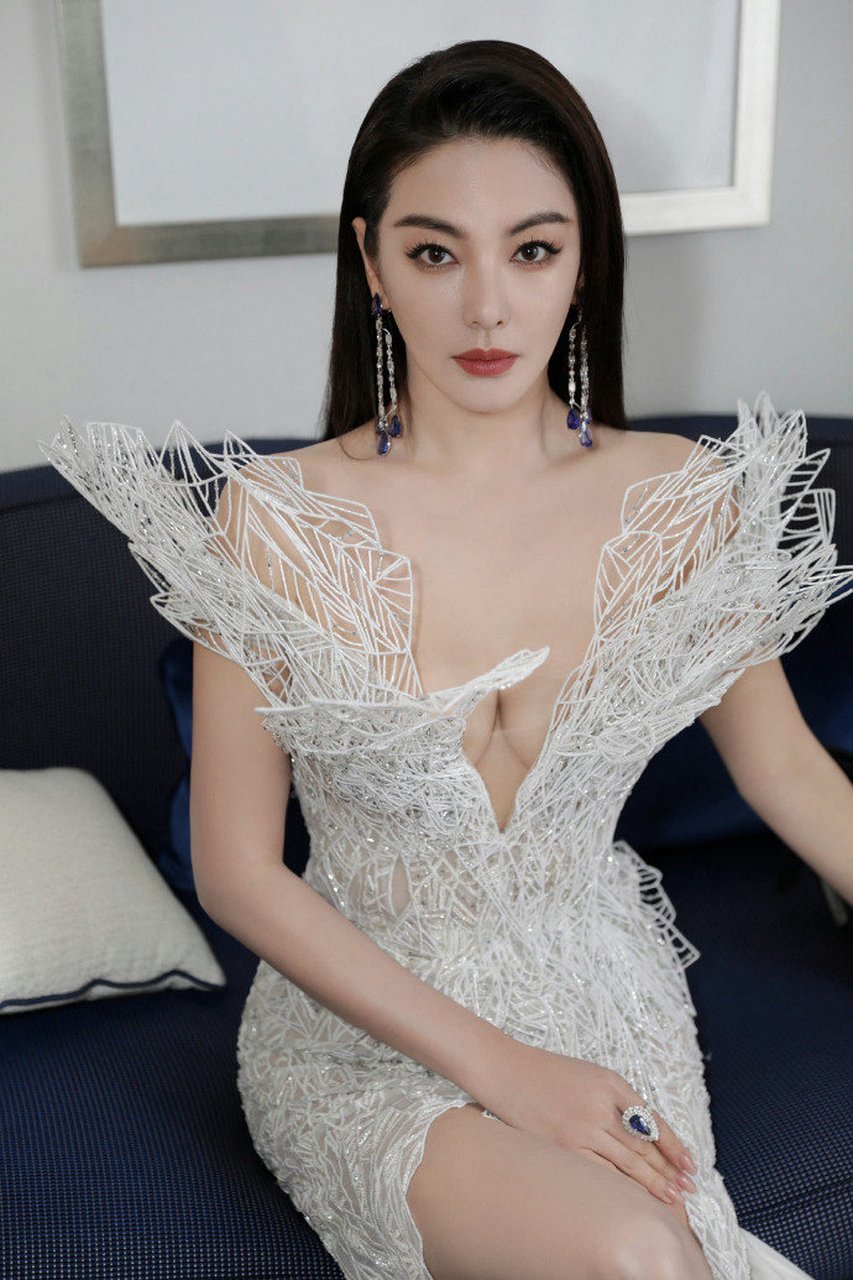 张雨绮穿深v秀玲珑曲线,宛若人鱼公主  张雨绮穿着一件深v领的裙子