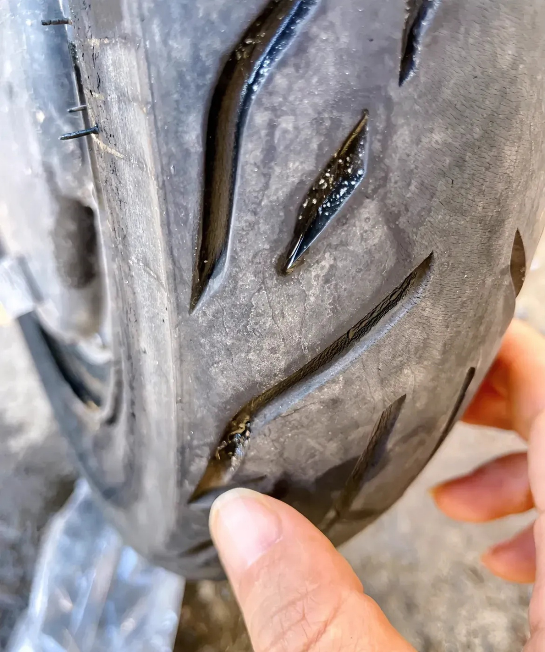 电动车的轮胎被扎了个钉子,我们家那位帮推到修车的地方让师傅补了一