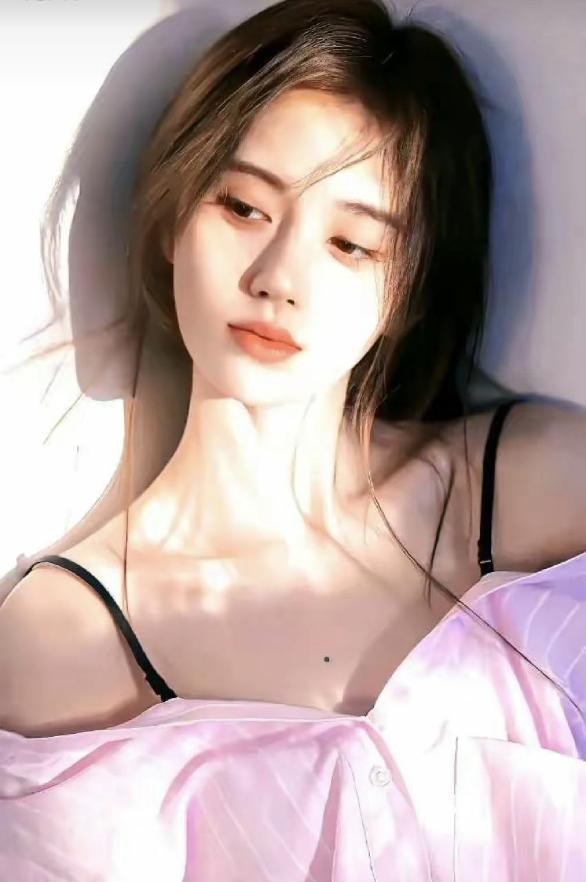 网友:鞠婧祎美图精选,性感迷人,笑容甜美,好看的女人让人心动不已