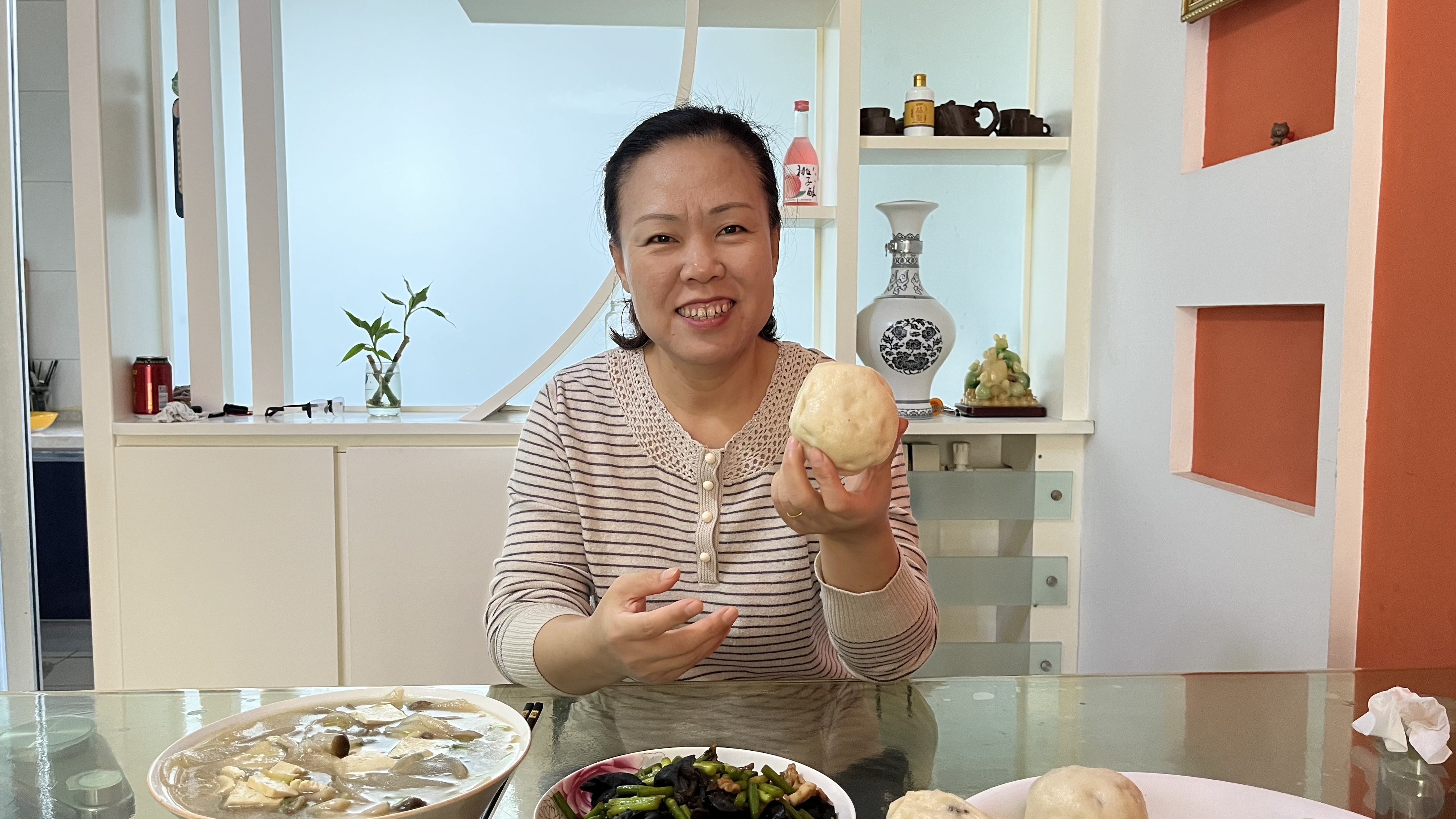 退休主妇在家做了传统豆包和糖三角,还有营养番瓜蔬菜饼