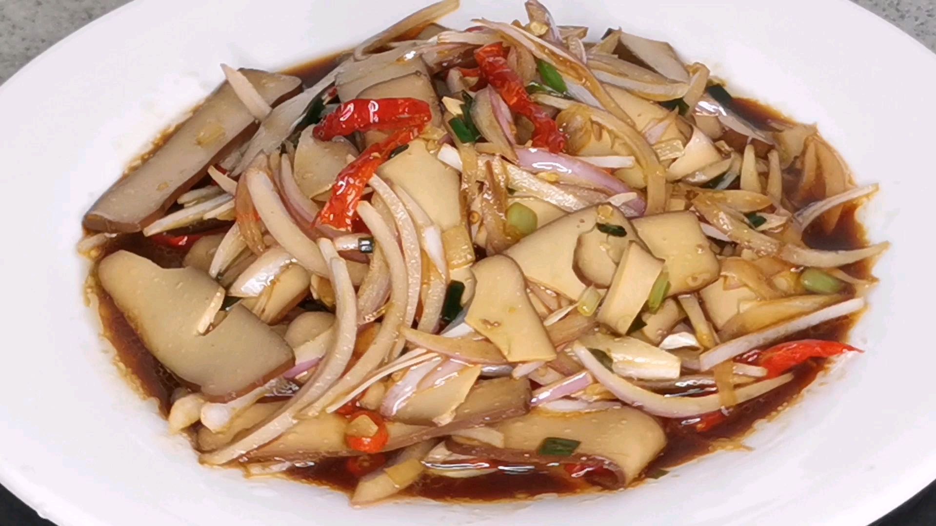 鸡蛋豆腐干直接下锅炒就错了,教你正确做法,不炒不煮,鲜爽开胃