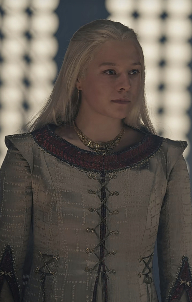 蕾妮拉扮演者艾玛达西,本人更酷  #龙之家族