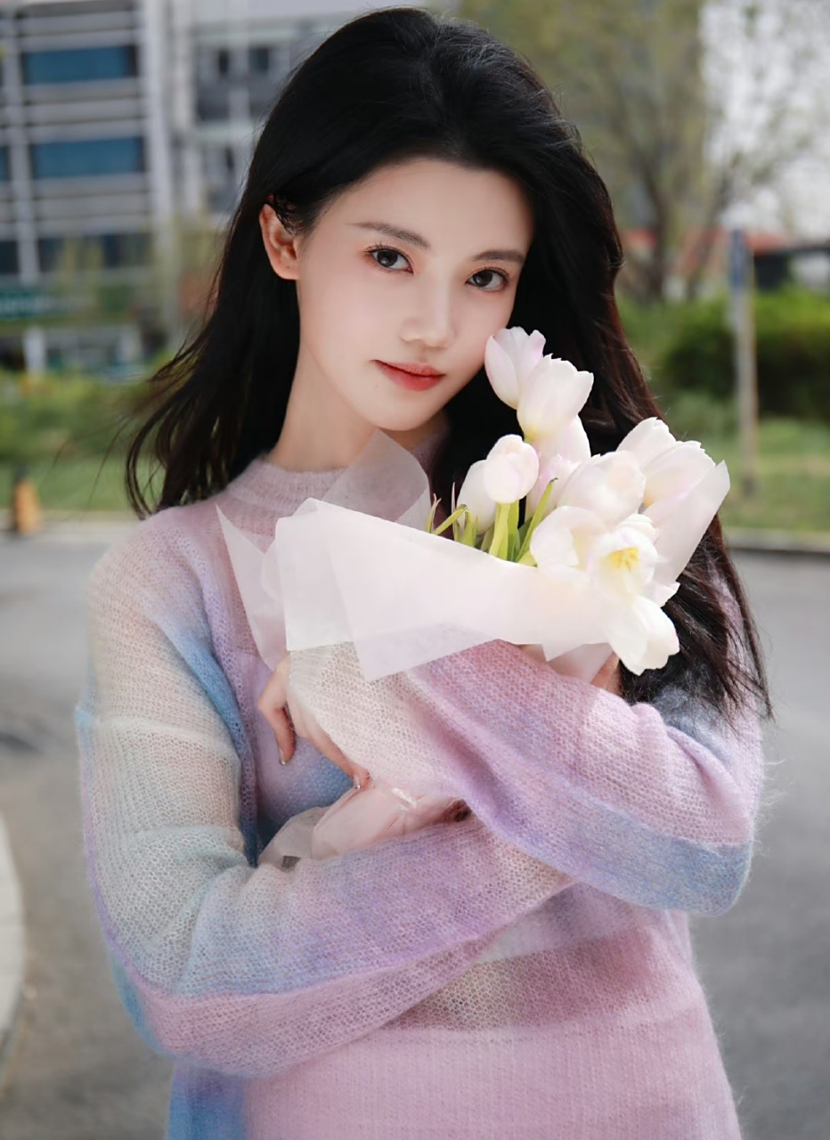 孙珍妮出演《长月烬明》火了,她晒出春日大片唯美感十足,清新又自然.