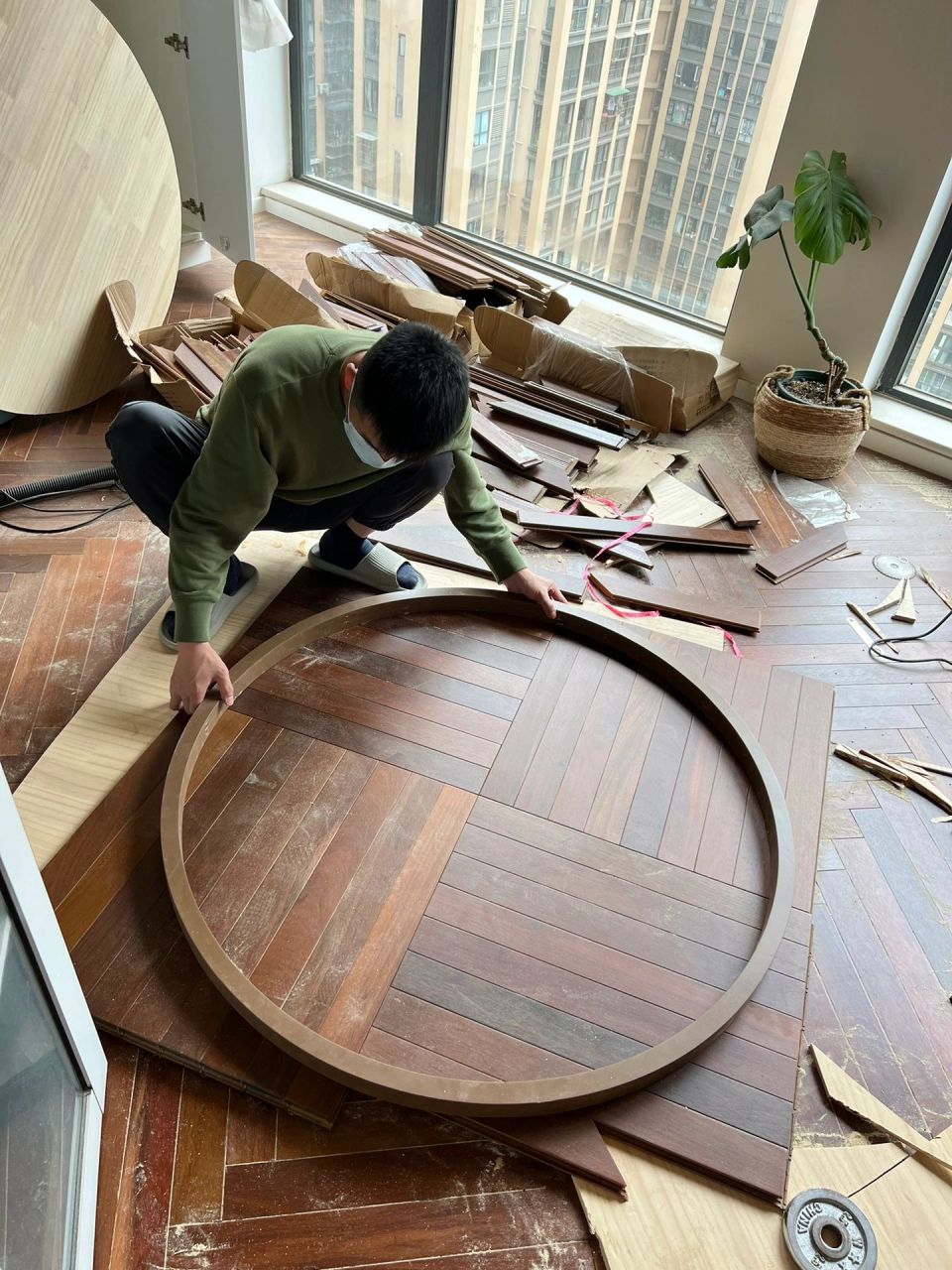 木地板自制圆餐桌 因为一直有中古圆桌情节,恰巧铺木地板剩了很多废料