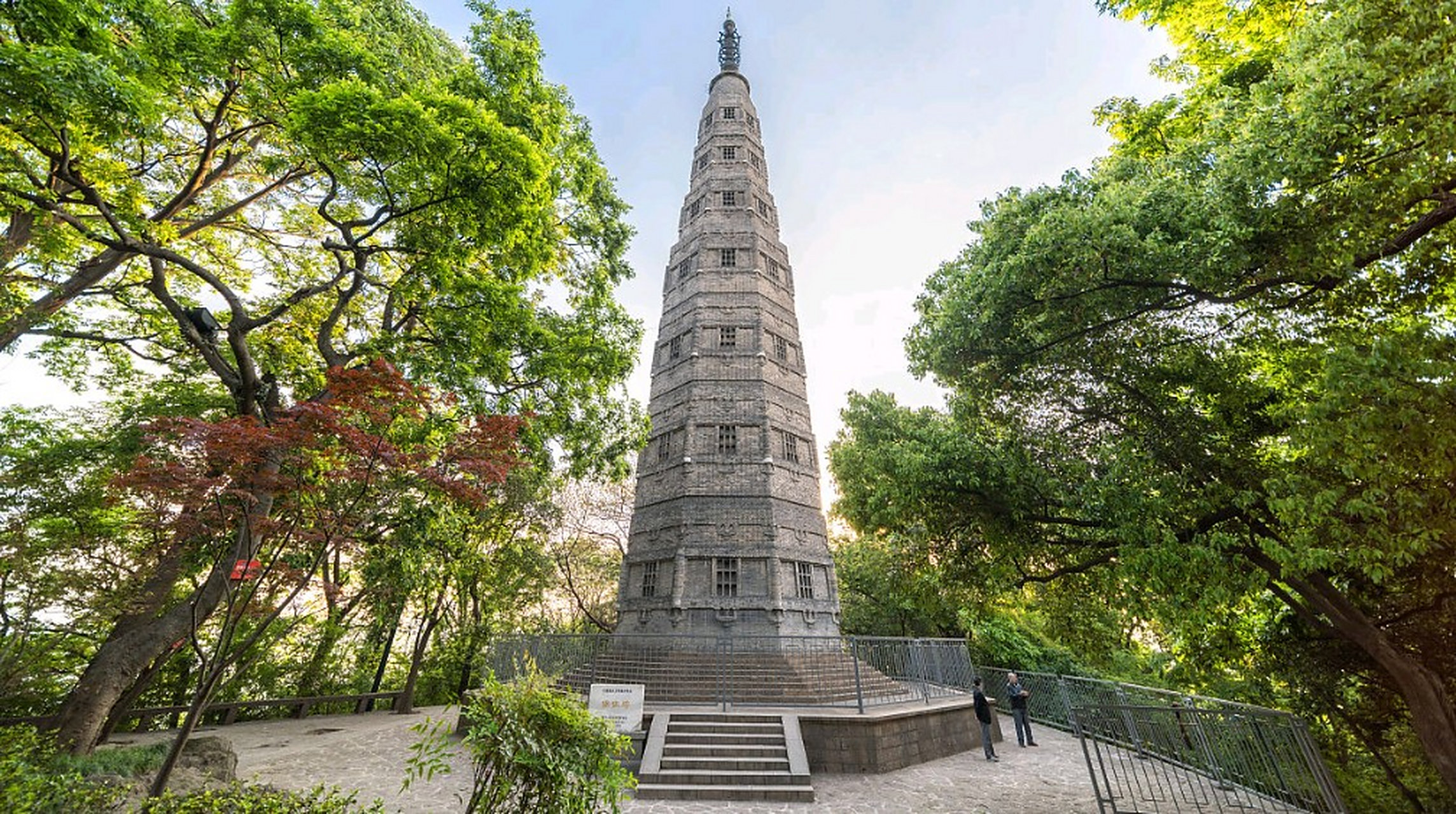 搜索话题# 杭州西湖风景名胜区宝石山位于杭州市西湖区北里湖北岸,是