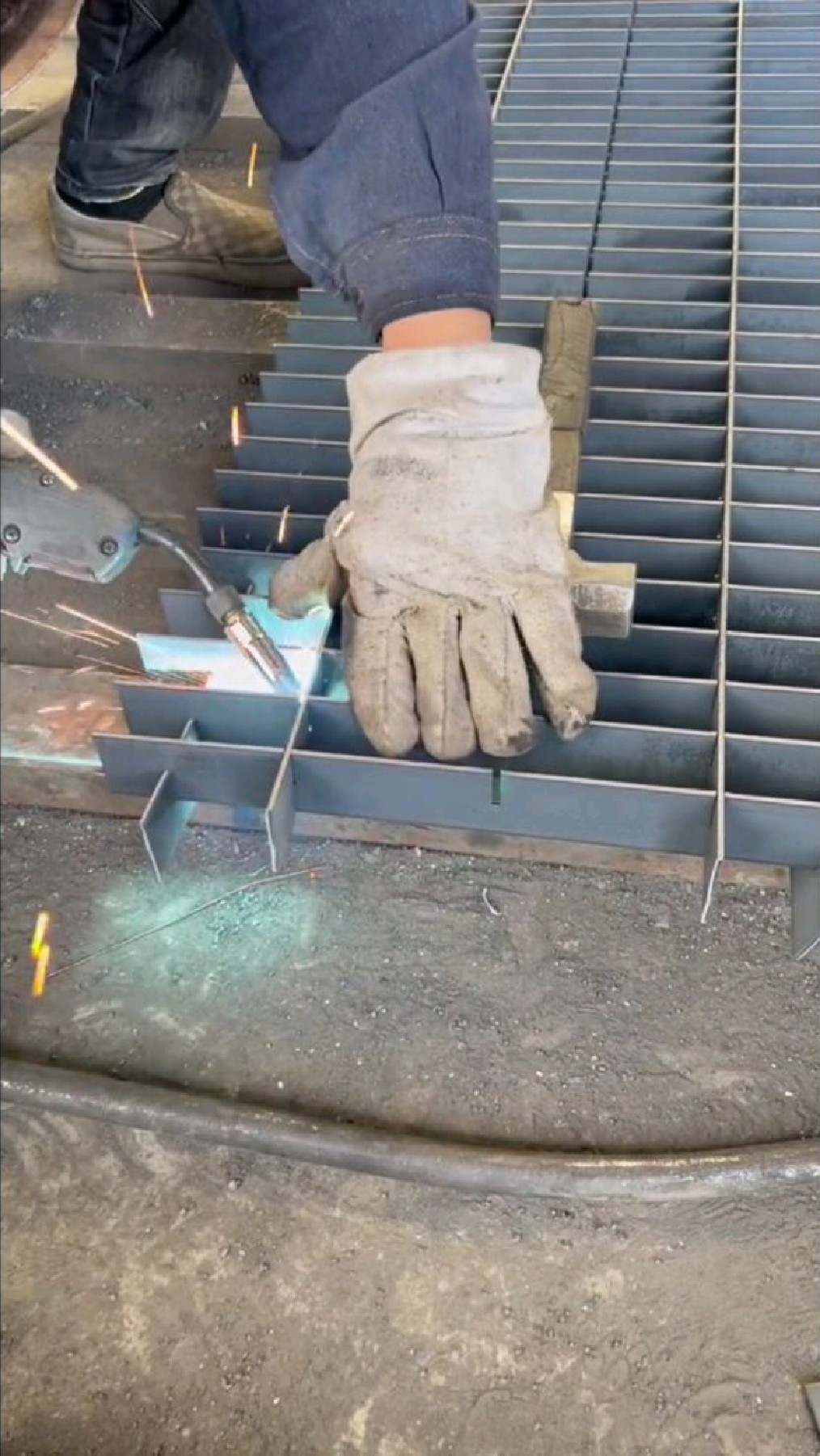 插接钢格板焊接过程