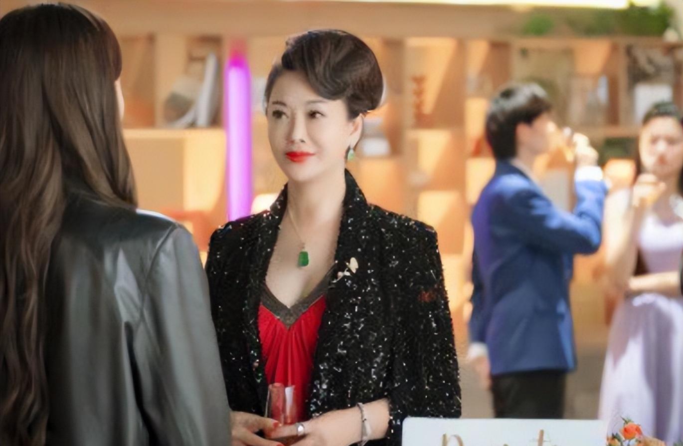 tvb女星郭金近照,穿皮草戴翡翠显奢华,已成内地珠宝公司董事