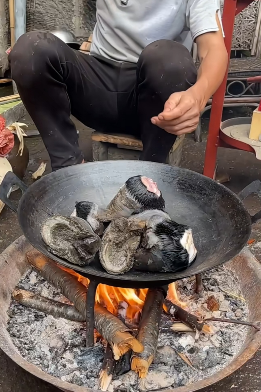 炖一锅驴蹄子,直接清水煮,大哥也是个狠人.