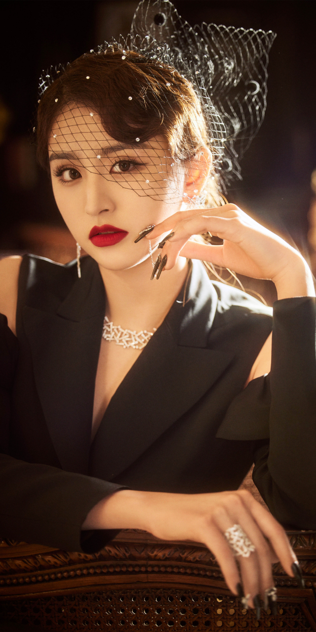 烈焰红唇黑衣飒爽的美女