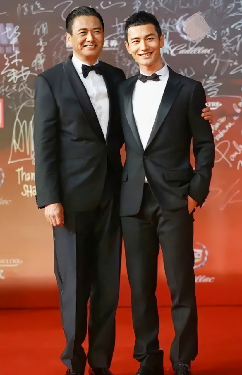 周润发黄晓明尽管相差了23岁,但两人却很有缘分,因为他们曾经是"同一