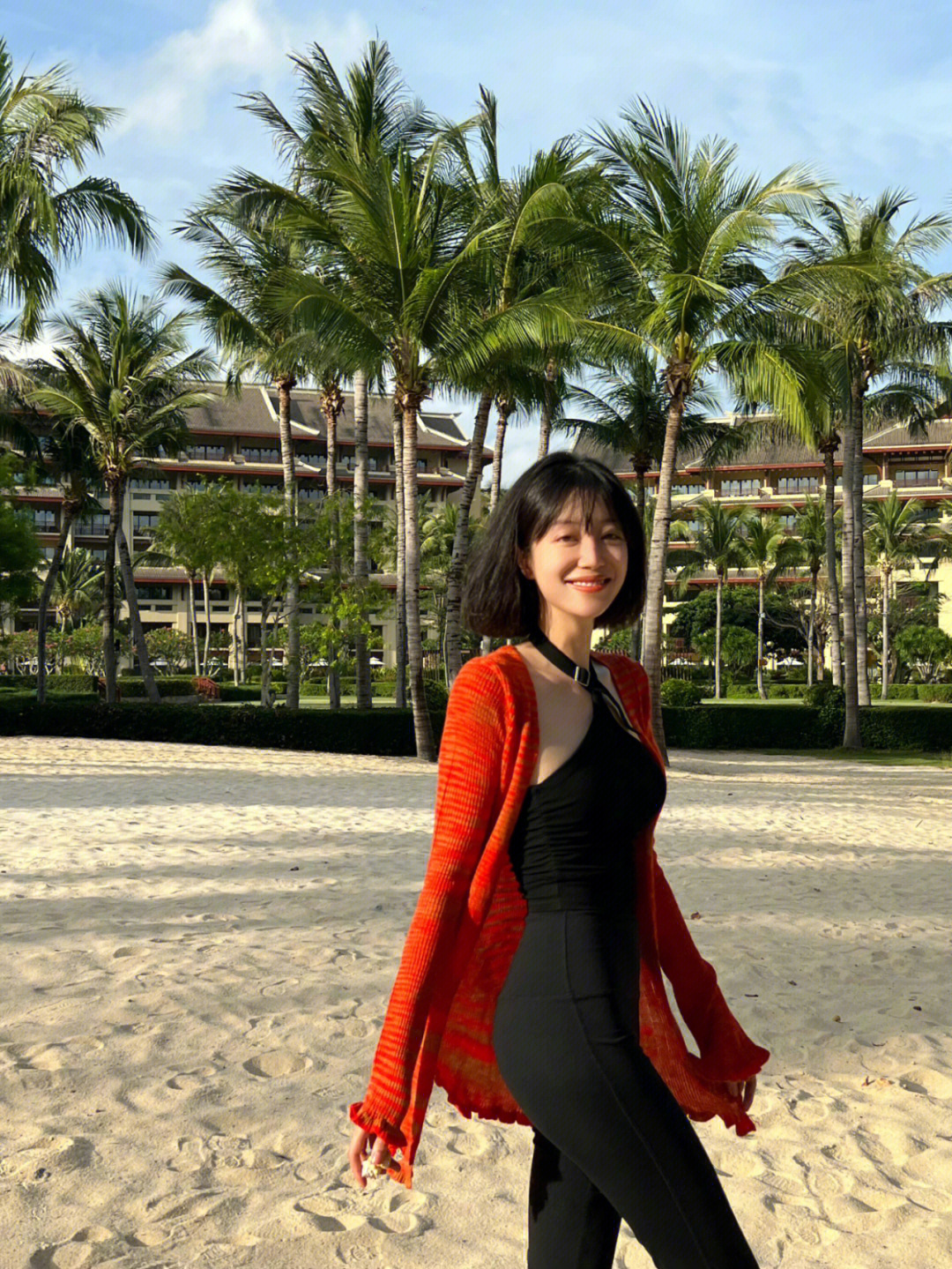 李溪芮这身材真的是太让人羡慕了吧穿黑色挂脖上衣配黑色紧身裤大秀