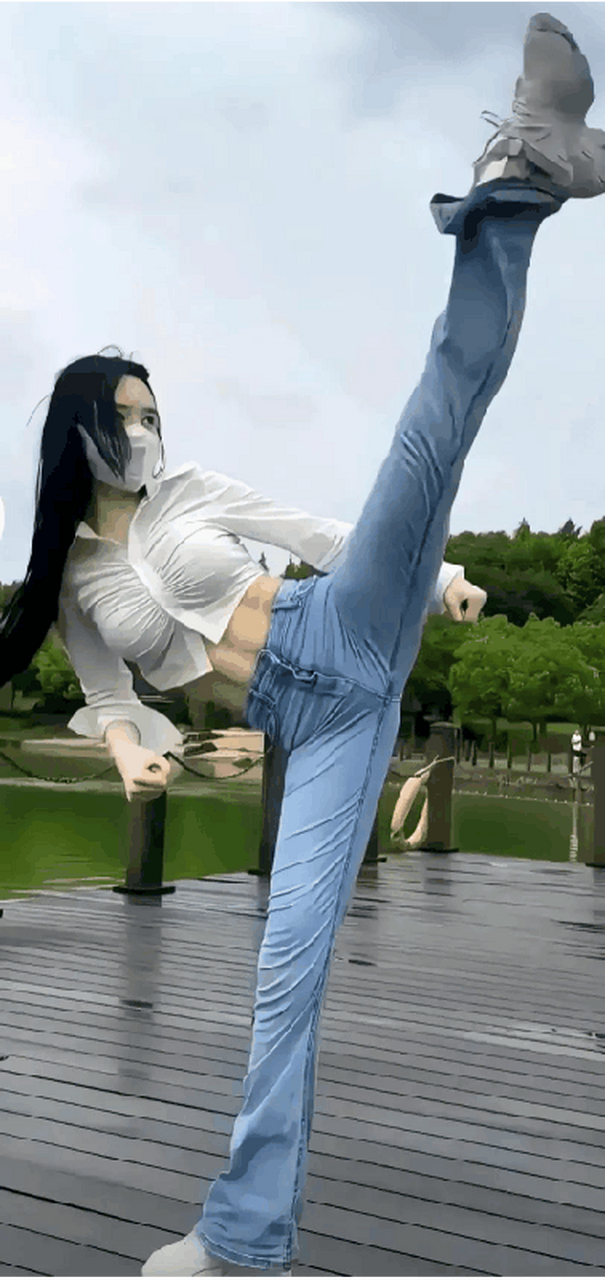 昨晚仔细数了一下,习武小姐姐居然有8块腹肌,比我还多2块,让我情何以