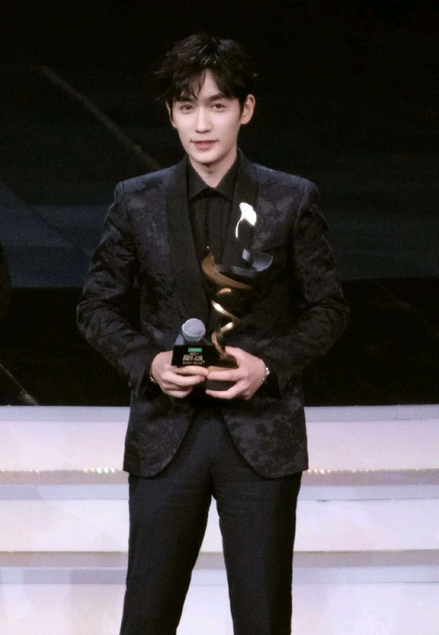 一龙 忧郁的眼神时像梁朝伟   儒雅的气质时像辛柏青   痞帅时像刘烨