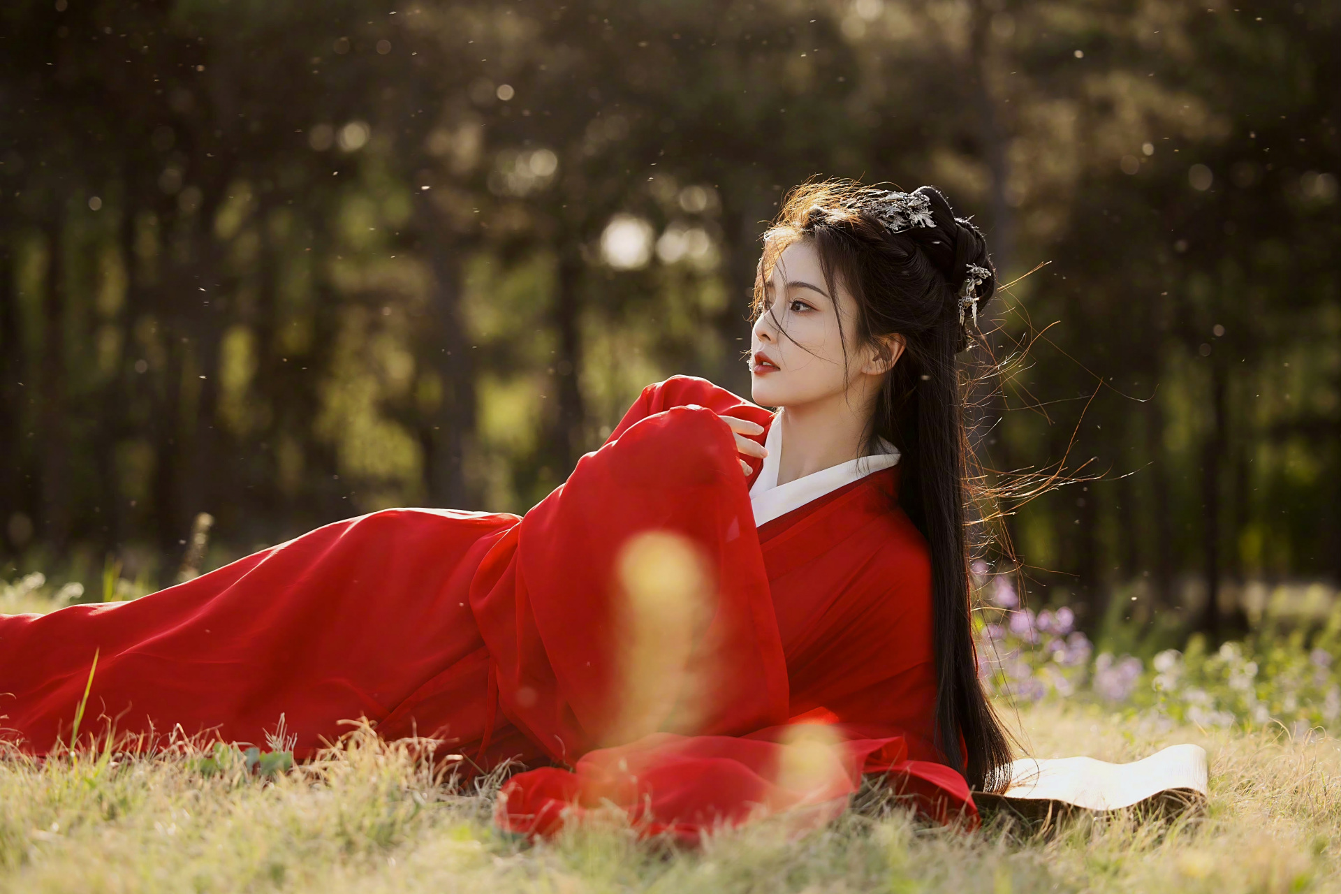 一袭红衣尽风华,疑是仙子从天降 -白鹿#诗词# #汉服