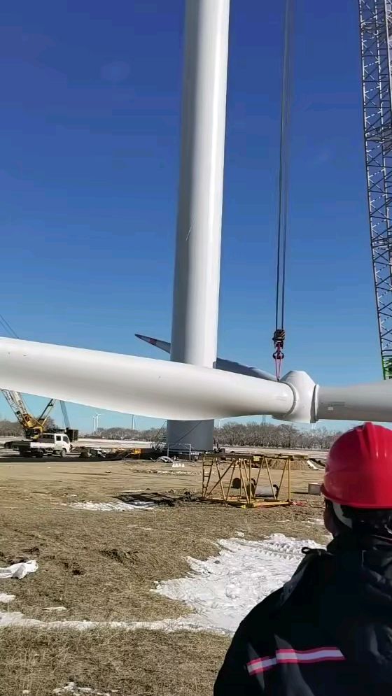 风力发电叶片吊装,据说转一圈38度电
