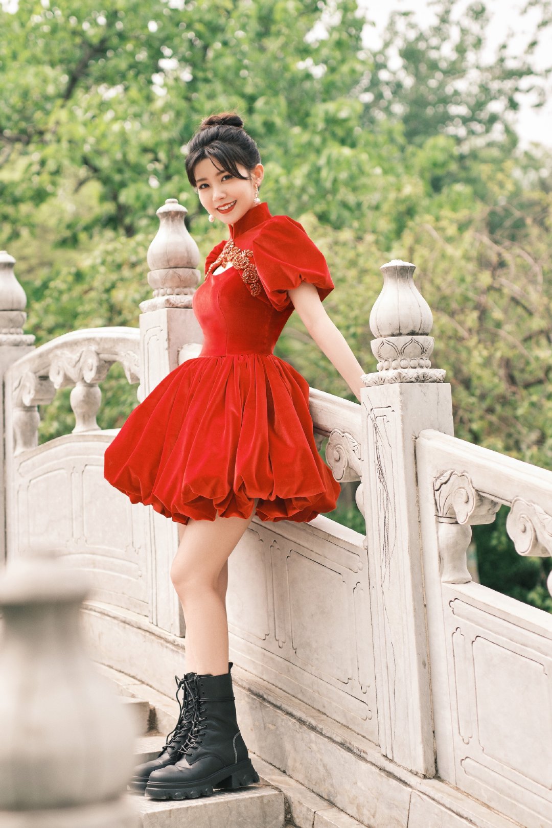 赖美云白色羽毛裙对流层舞台