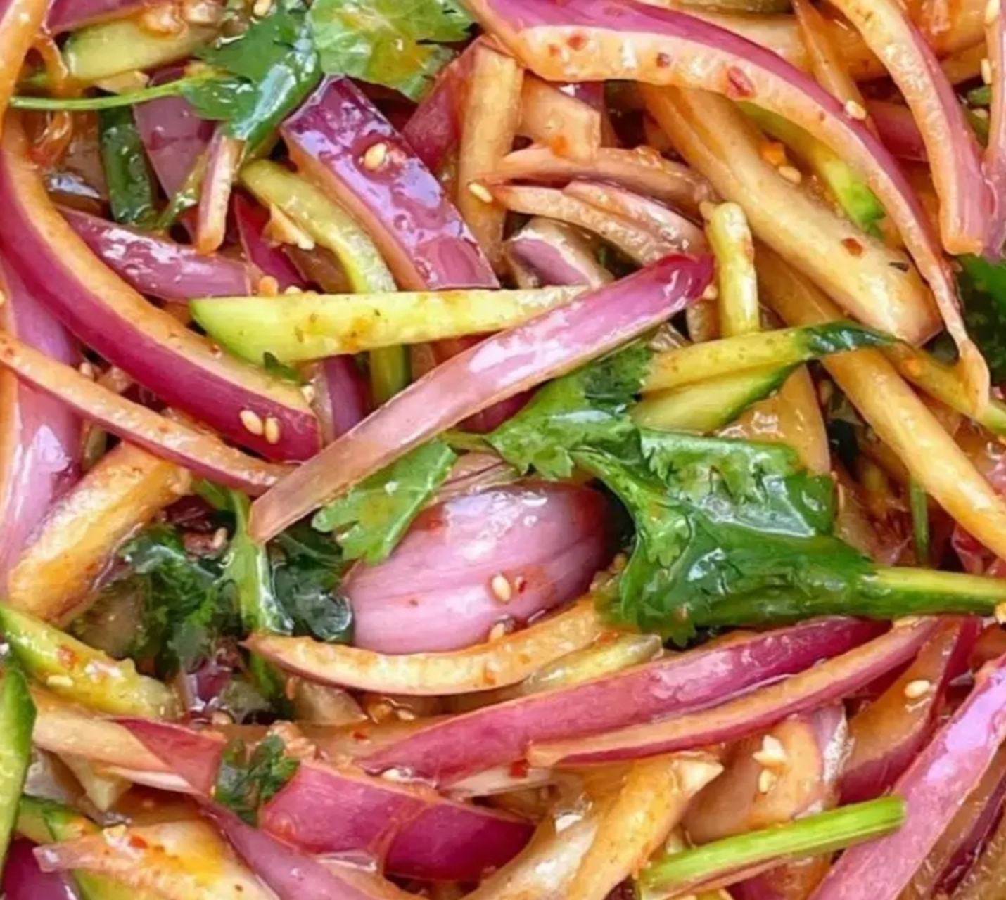 我的美食分享#   凉拌黄瓜洋葱丝  食材:洋葱,黄瓜,香菜,白芝麻,蒜末