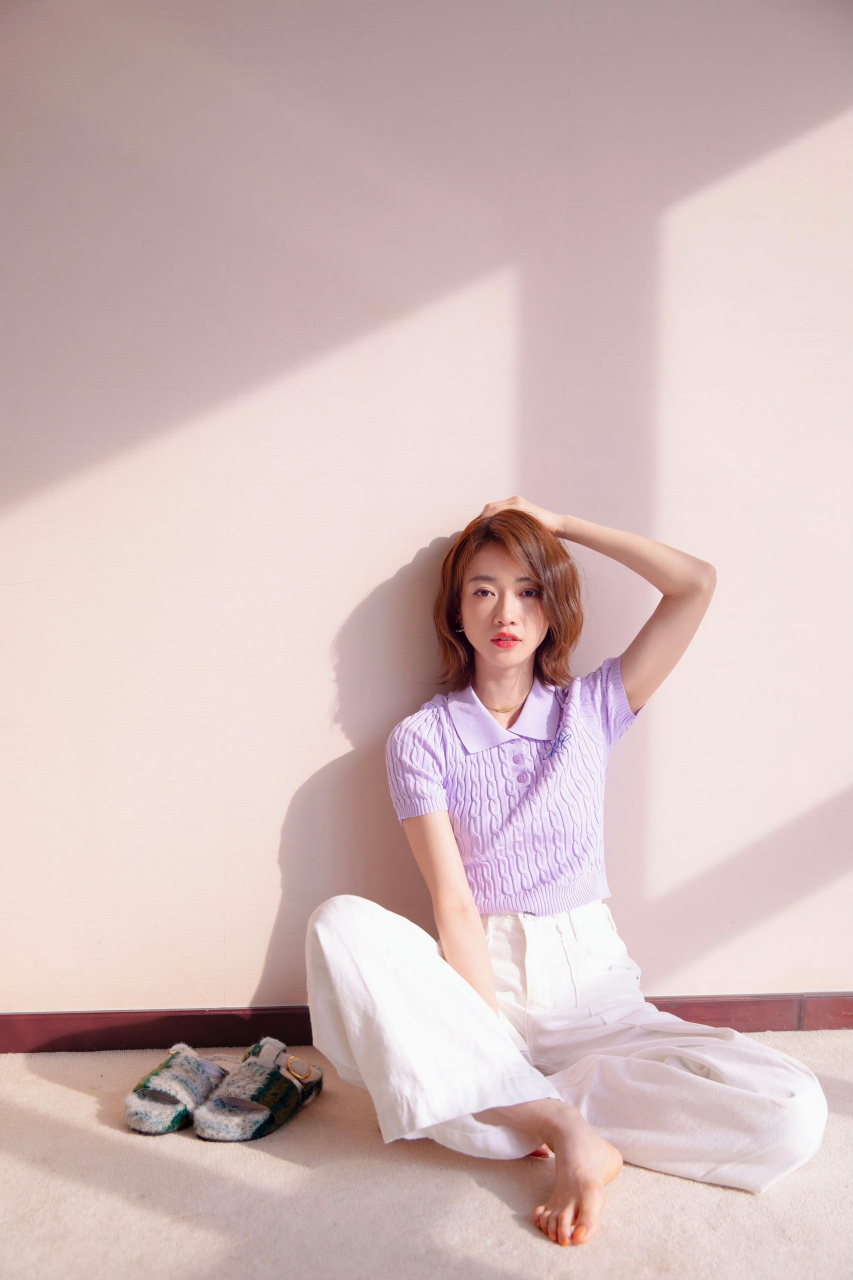 演员吴谨言光脚拍摄写真集,2018年,吴谨言凭借宫斗剧《延禧攻略》获第