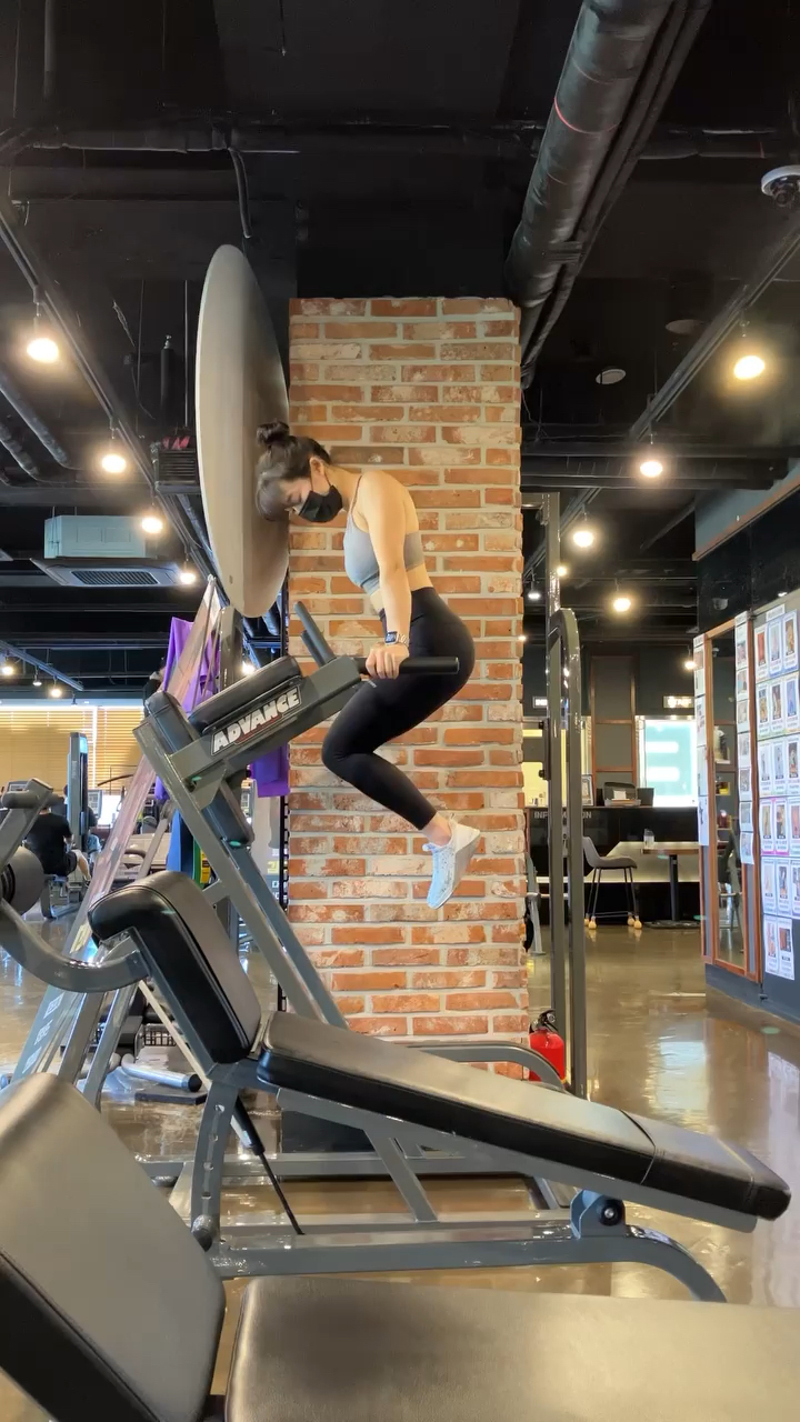 健身房偶遇锻炼的小姐姐,身材太好了