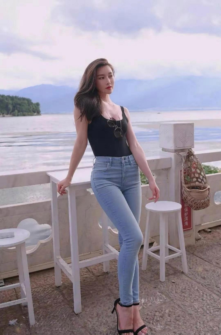 极品的牛仔裤美女#日常穿搭