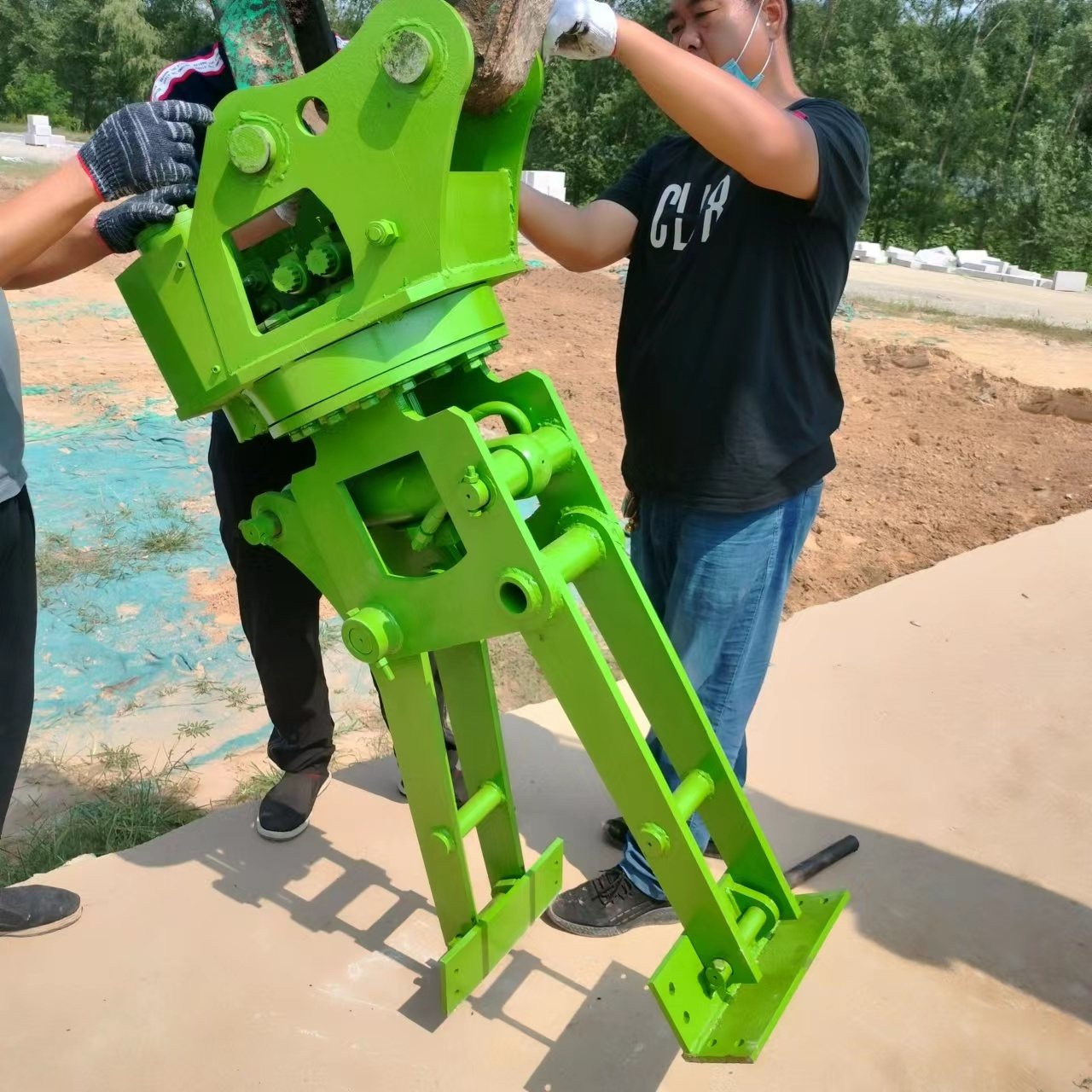 挖掘机路沿石夹子 安装路边石旋转夹具 马路牙石搬运抓石器 路沿石