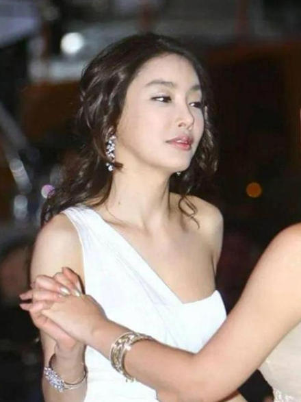 上台领奖被塞"玩具",成为31个财阀玩物,韩国娱乐圈有多恐怖?