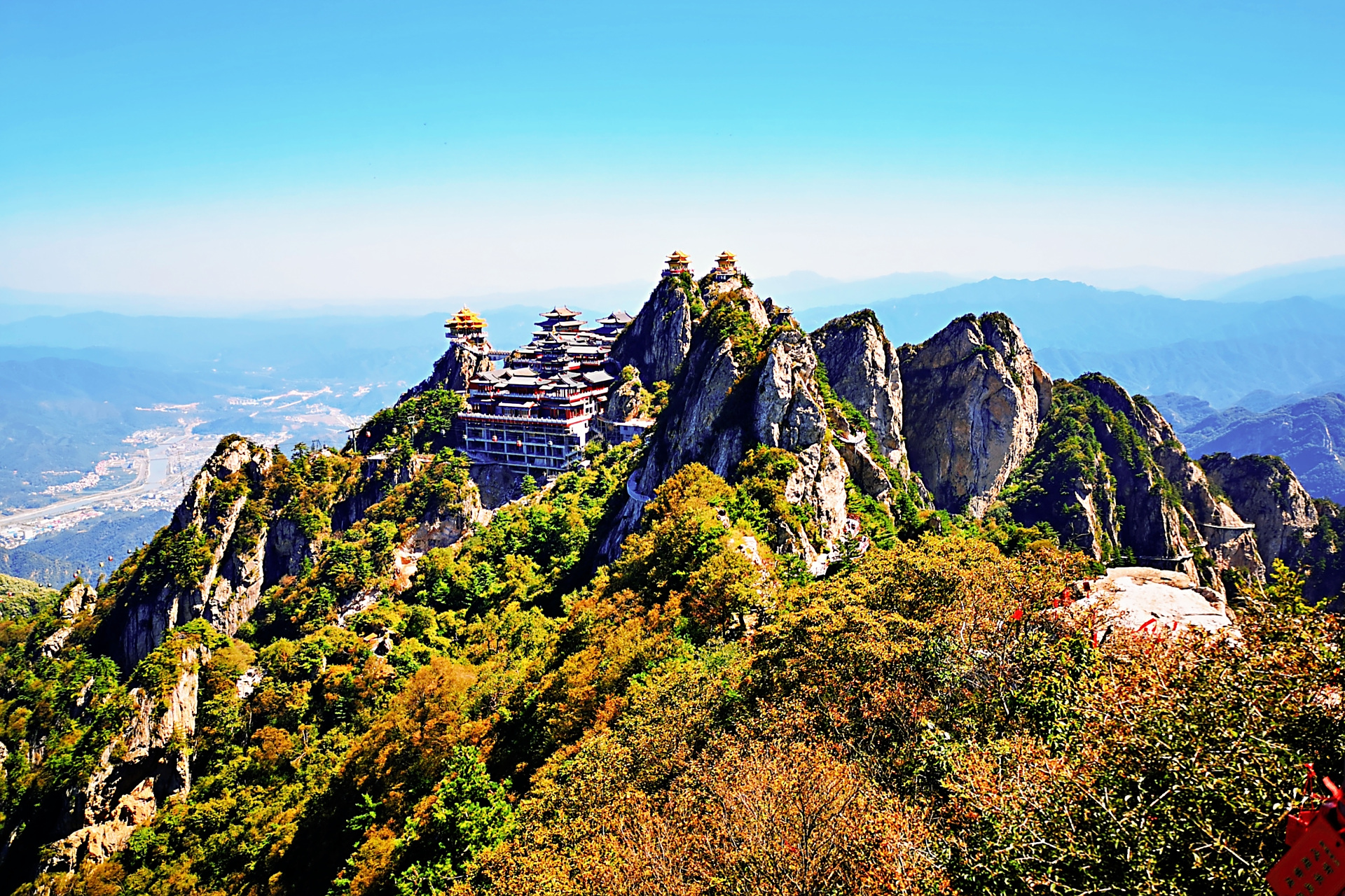 老君山,位于河南省洛阳市栾川县,是一座著名的风景名胜区,也是