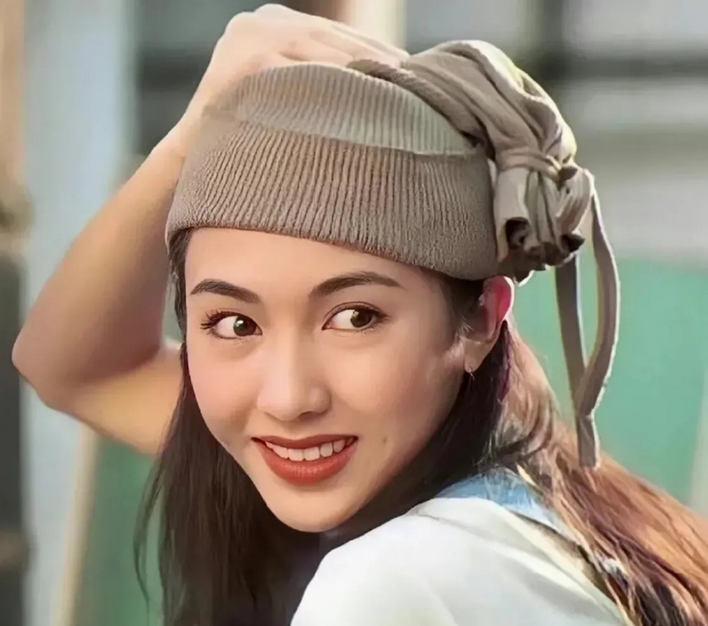 1971年10月1日出生于中国香港,毕业于香港演艺学院,中国香港女演员